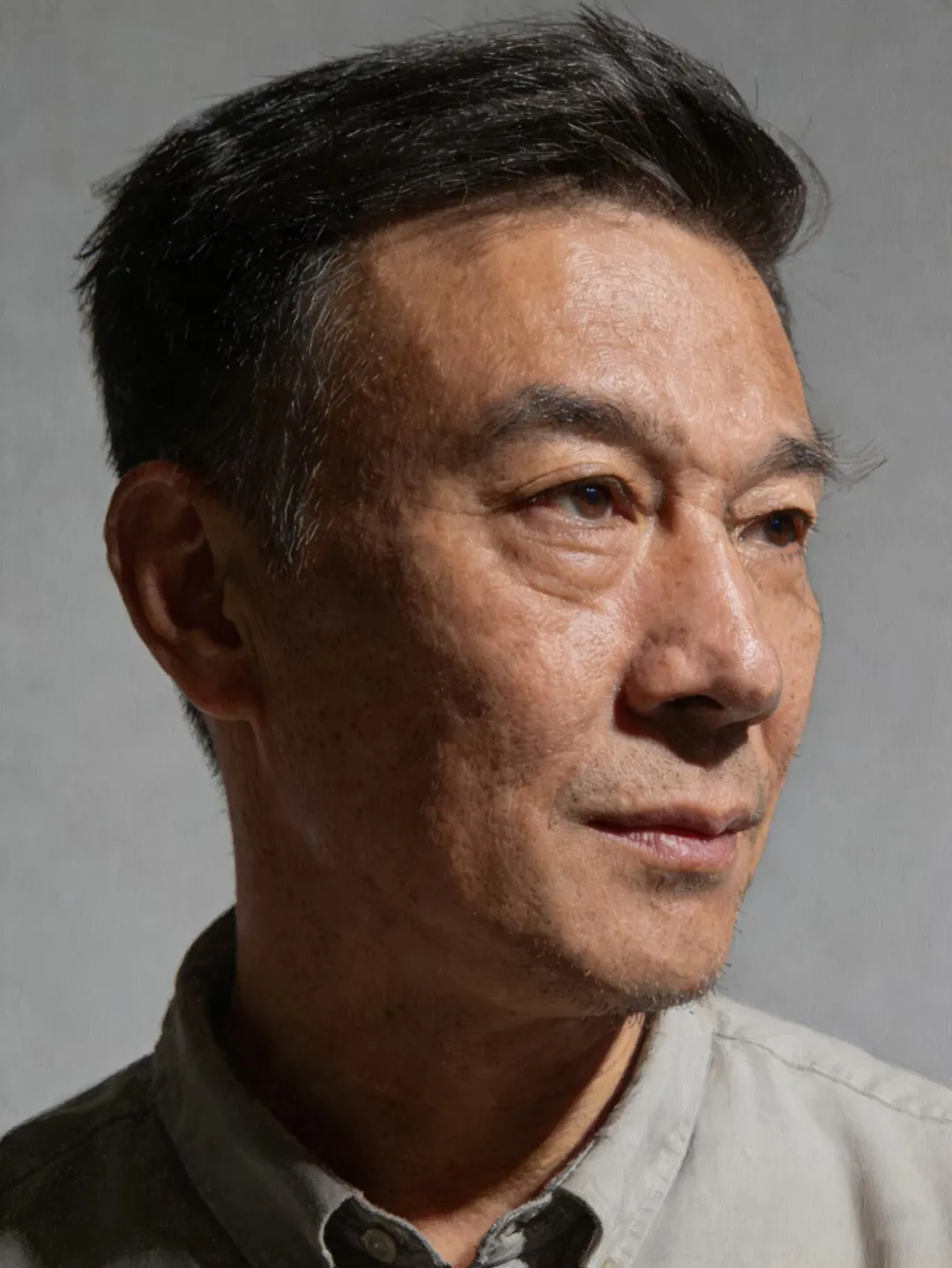 素描科目试题为人物头像，具体为一个男中年3/4侧，右顶光的人物头像。考题还是比较基础的，难度不算大。考生们都说，图给得很清晰，看着心里就一阵舒畅，平时画室头像也练过很多次，考这个还是很顺手的。